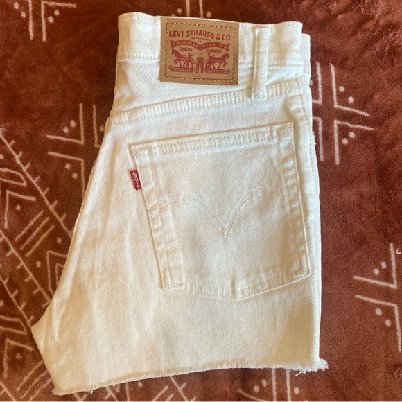Levi’s Women Shorts White (Size: 26) - Picture 8 of 8